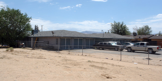 12959 Navajo Rd in Apple Valley, CA - Building Photo - Building Photo