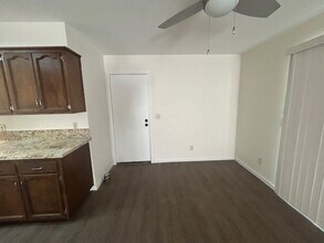 201 N Bollinger St in Visalia, CA - Building Photo - Building Photo