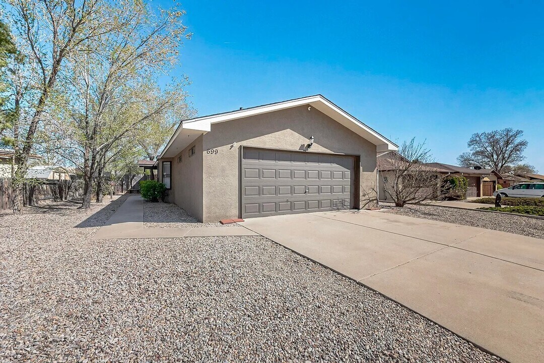 699 Lakeview Cir SE in Rio Rancho, NM - Building Photo