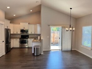 2353 Maple Park Dr in Medford, OR - Building Photo - Building Photo