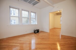 2453 W Gunnison St, Unit G in Chicago, IL - Building Photo