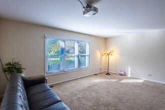 331 E Fox Hill Dr in Buffalo Grove, IL - Building Photo - Building Photo