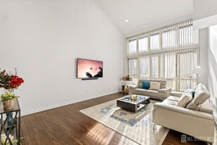 403 Willowbrook Dr in North Brunswick, NJ - Building Photo