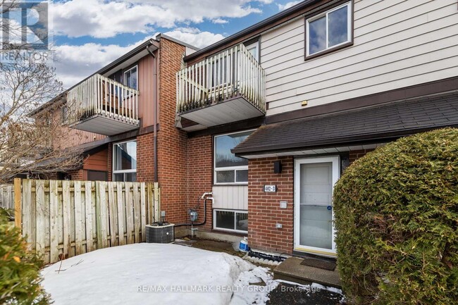 402-402 Montfort St in Ottawa, ON - Building Photo - Building Photo