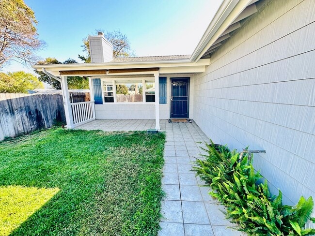 532 Vine St in Oak View, CA - Building Photo - Building Photo