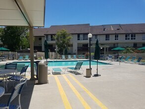 6151 Rancho Mission Rd, Unit #209 in San Diego, CA - Foto de edificio - Building Photo