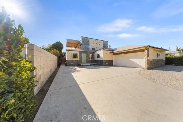 18750 Collins St in Los Angeles, CA - Building Photo - Building Photo