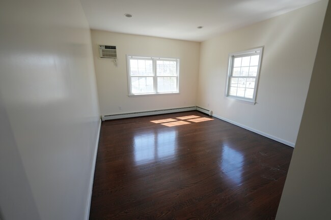 144 Van Guilder Ave in New Rochelle, NY - Building Photo - Building Photo