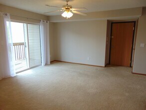 10151 Sutton Dr in Urbandale, IA - Building Photo - Building Photo