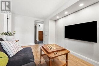 2061 Featherston Dr in Ottawa, ON - Building Photo - Building Photo