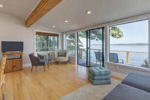 8232 SW Hawthorne Ln in Vashon, WA - Building Photo