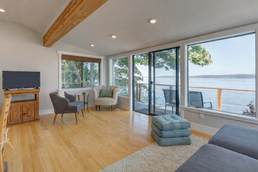 8232 SW Hawthorne Ln in Vashon, WA - Foto de edificio