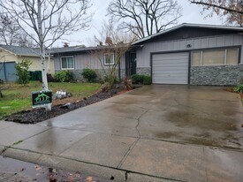 485 Redwood Way in Chico, CA - Building Photo