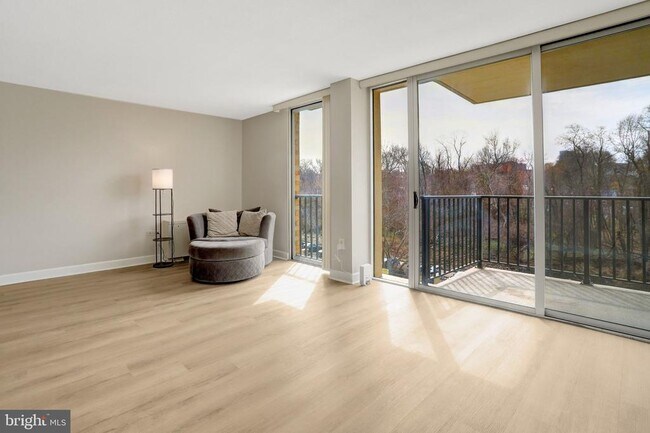 4600 S Four Mile Run Dr in Arlington, VA - Building Photo - Building Photo