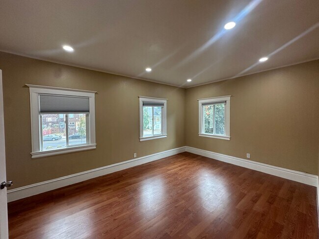 property at 475 W MacArthur Blvd