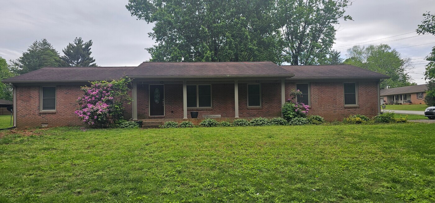 901 Hurst Dr in Hopkinsville, KY - Building Photo