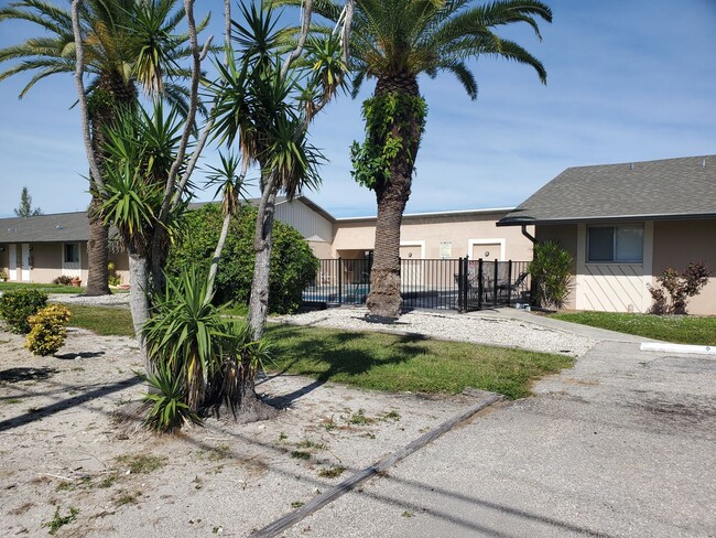 1 MONTH FREE: SW Area 2/2 on a Fresh water canal - Water included, Unit 913 Gleason Pkwy #4