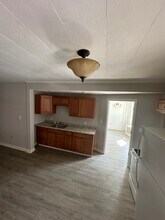 48 Third St, Unit 1 in Auburn, ME - Foto de edificio - Building Photo
