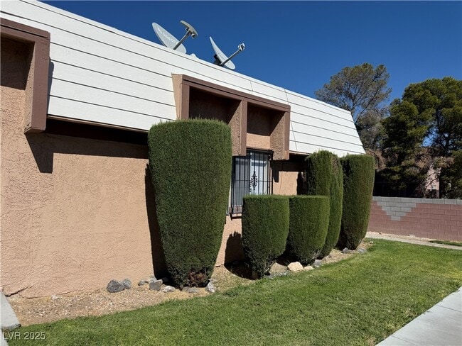 property at 3619 Villa Knolls E Dr