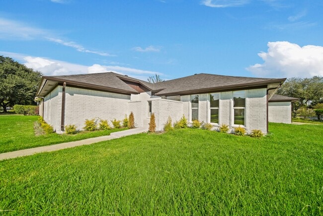 3351 S Sutton Square in Stafford, TX - Building Photo - Building Photo