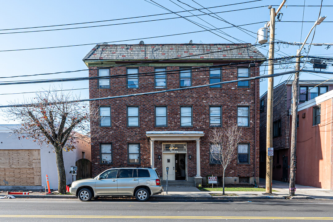 203 Willis Ave in Mineola, NY - Building Photo