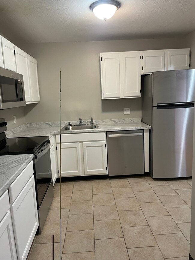 1 Bristol Ct in Derry, NH - Foto de edificio - Building Photo