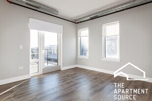 935 W Belmont Ave, Unit 603 in Chicago, IL - Building Photo