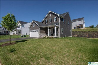 8202 Young Blvd in Fogelsville, PA - Foto de edificio - Building Photo