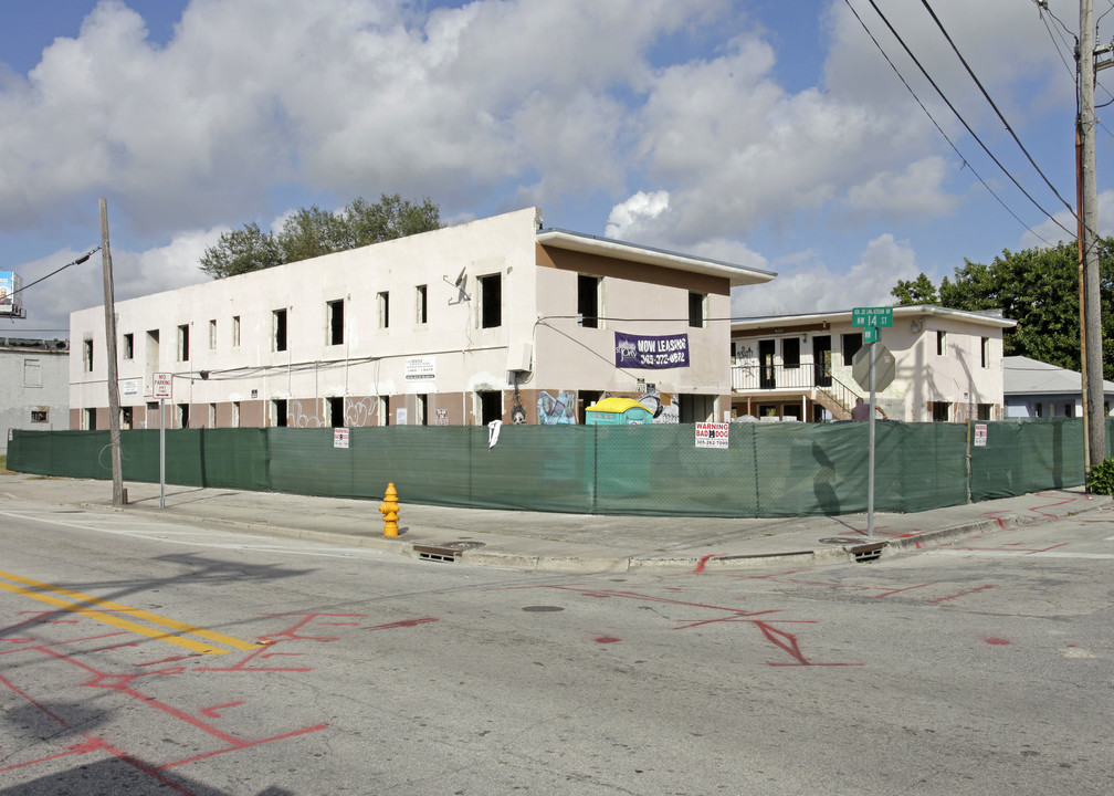 St. John Village in Miami, FL - Foto de edificio