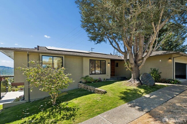 1435 Lakeview Dr in Hillsborough, CA - Building Photo - Building Photo