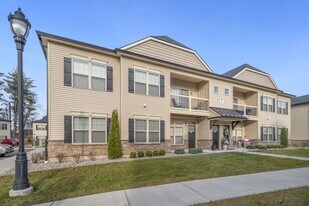 708 W Creek Ln in Altamont, NY - Building Photo