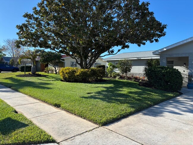 12993 89th Ave in Seminole, FL - Foto de edificio - Building Photo