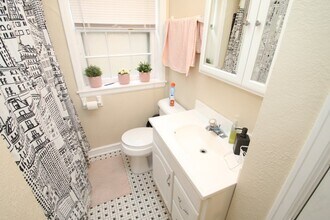 9110 W North Ave in Wauwatosa, WI - Building Photo - Building Photo