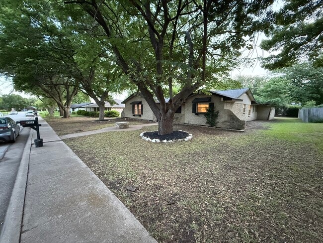 1221 Holt Ave in Desoto, TX - Building Photo - Building Photo