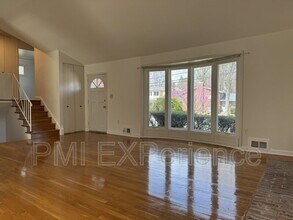 6108 Lone Oak Dr in Bethesda, MD - Building Photo - Building Photo