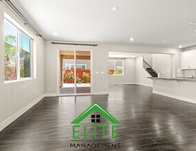 4560 White Sage St in Sacramento, CA - Foto de edificio - Building Photo