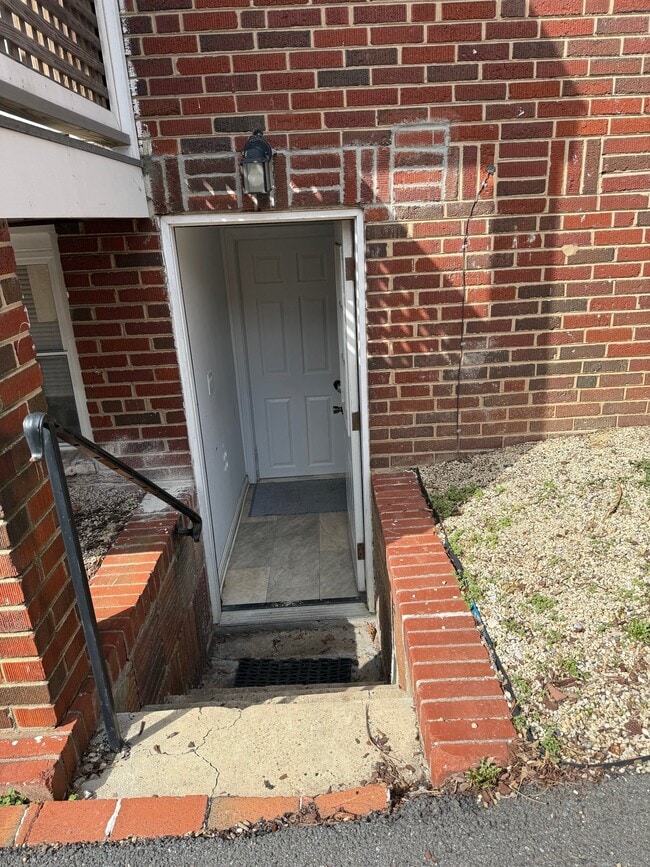 811 Thayer Ave, Unit basement