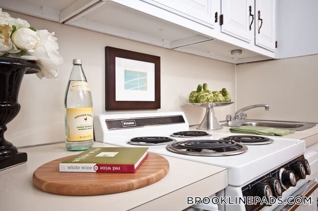 1223 Beacon St, Unit 414 in Brookline, MA - Building Photo - Building Photo