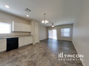 15409 W Cameron Dr in Surprise, AZ - Foto de edificio - Building Photo