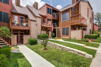 2300 Balsam Dr, Unit G307 in Arlington, TX - Building Photo - Building Photo