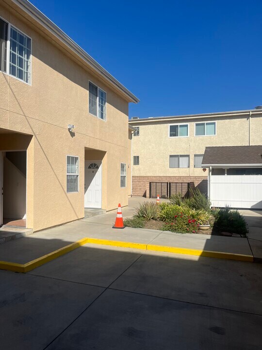 12627 Oxnard St in Los Angeles, CA - Building Photo