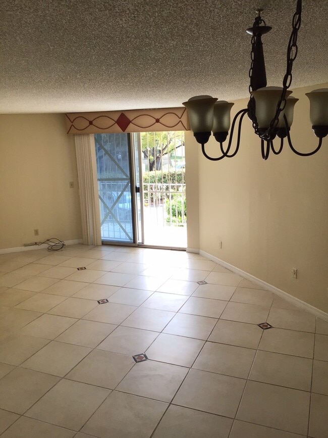 1750 W 46th St, Unit 222 in Hialeah, FL - Building Photo - Building Photo