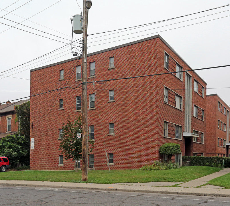 Claremount Court in Hamilton, ON - Building Photo