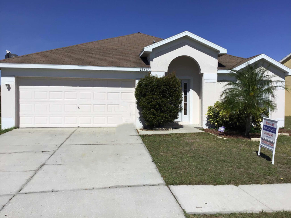 12517 Midpointe Dr in Riverview, FL - Foto de edificio