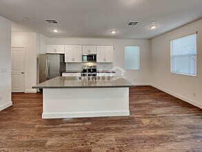 10072 Roseum Ct in Las Vegas, NV - Building Photo - Building Photo