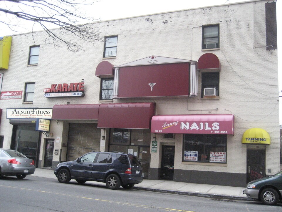 6902 Austin St in Forest Hills, NY - Foto de edificio