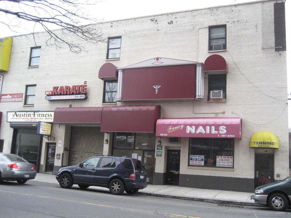 6902 Austin St in Forest Hills, NY - Building Photo