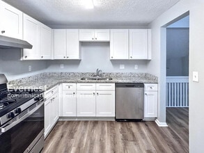 5262 Martins Crossing Rd in Stone Mountain, GA - Building Photo - Building Photo