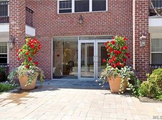 200 Carney St in Glen Cove, NY - Building Photo