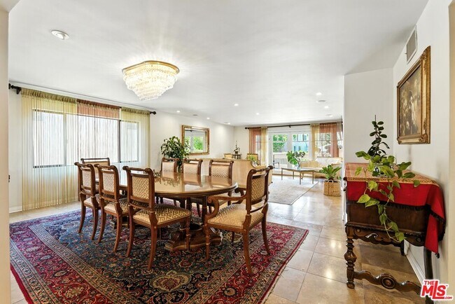1310 S Roxbury Dr in Los Angeles, CA - Building Photo - Building Photo